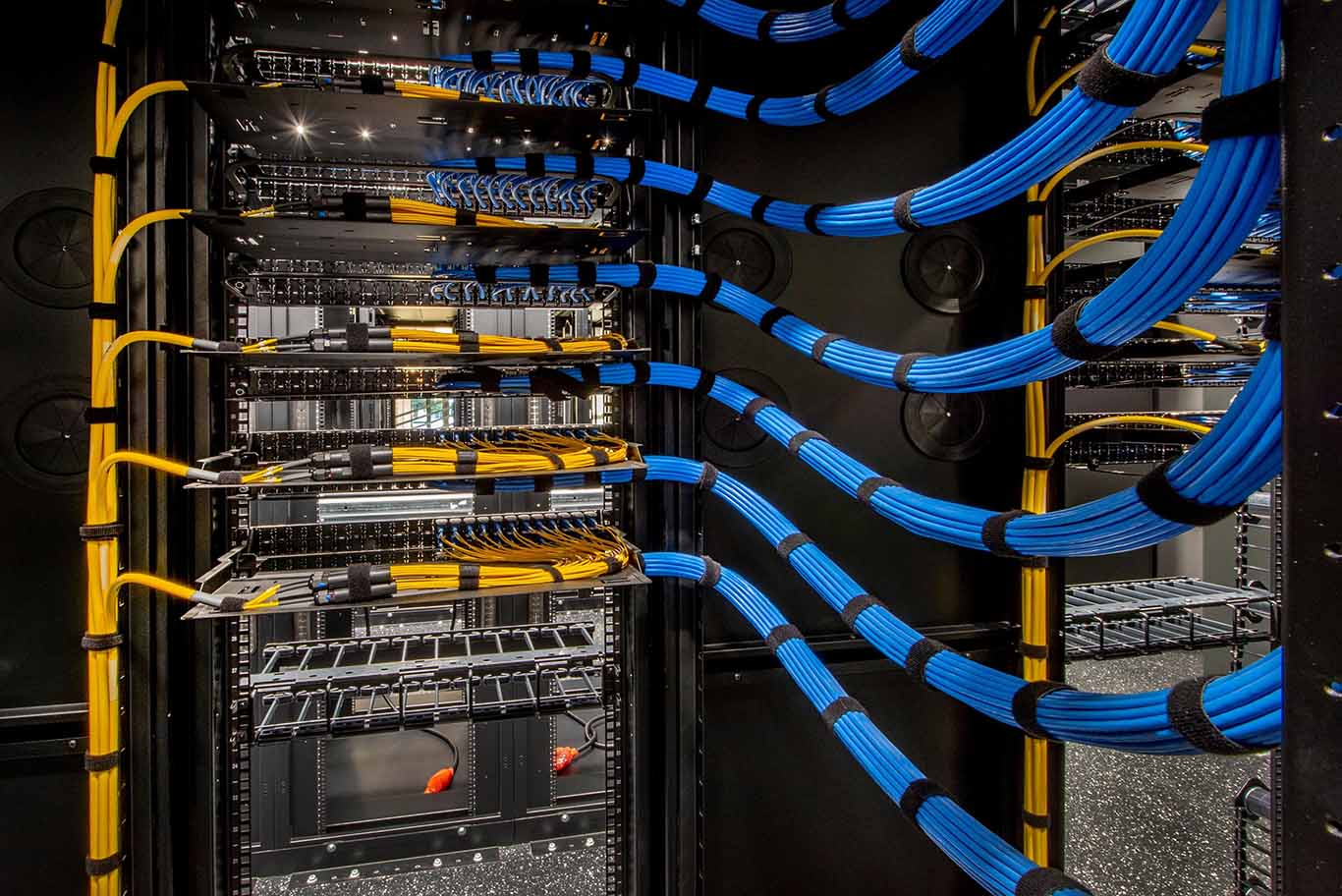 Server rack dengan kabel jaringan yang terorganisir rapi