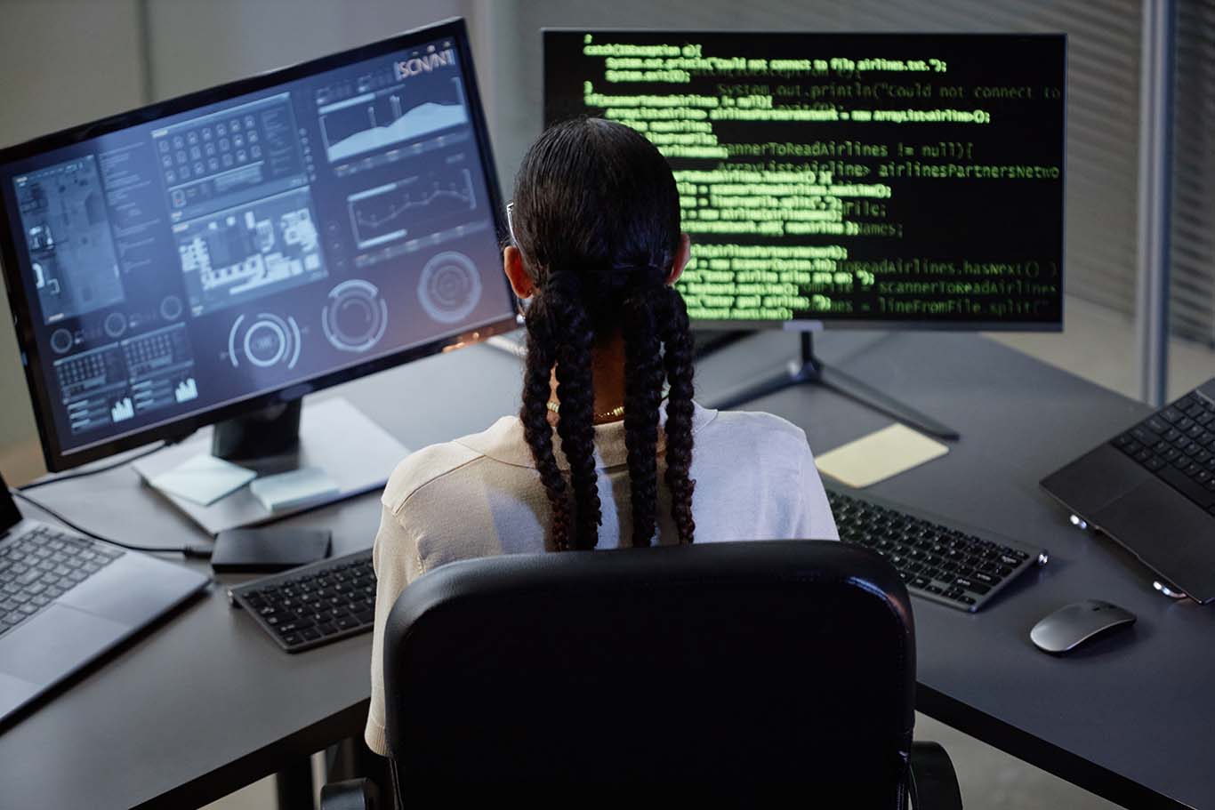 Tim keamanan siber sedang menganalisis data kerentanan